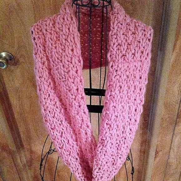 Old Navy Women's Infinity Circle Scarf Neck Cowl - Picture 2 of 2